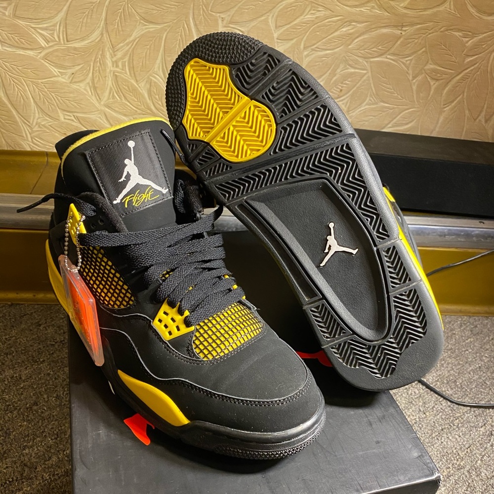 Air Jordan Retro 4 “Thunder”
